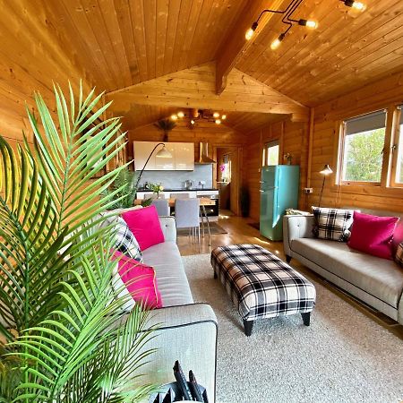 Yealm Cabin Self Catering Log Cabin In Devon With Hot Tub Plymouth Exterior foto
