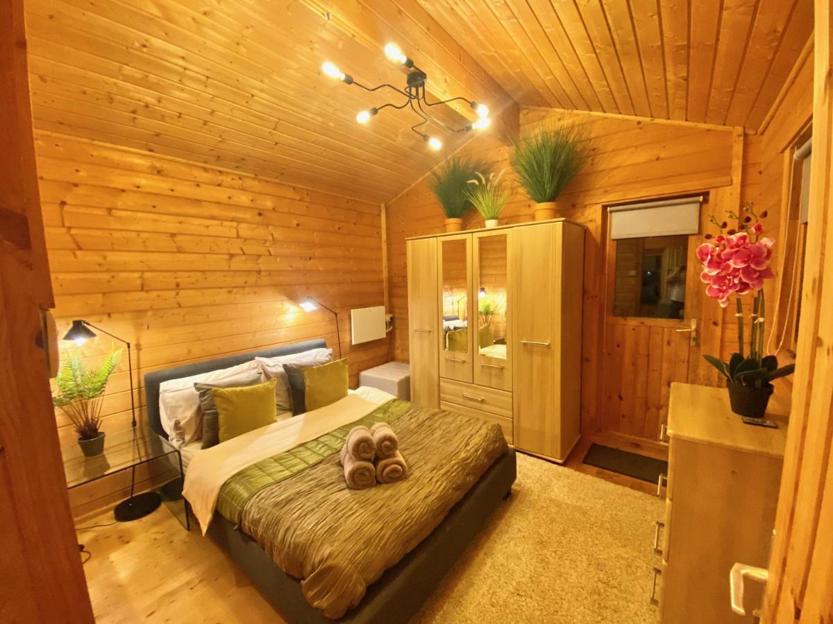 Yealm Cabin Self Catering Log Cabin In Devon With Hot Tub Plymouth Exterior foto