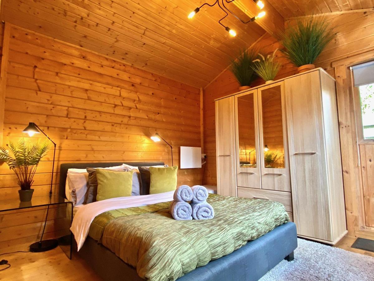 Yealm Cabin Self Catering Log Cabin In Devon With Hot Tub Plymouth Exterior foto